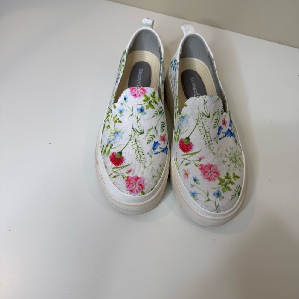 Baretraps Nevin Slip On Sneaker White Multi Flower Canvas size 8 - Picture 2 of 9